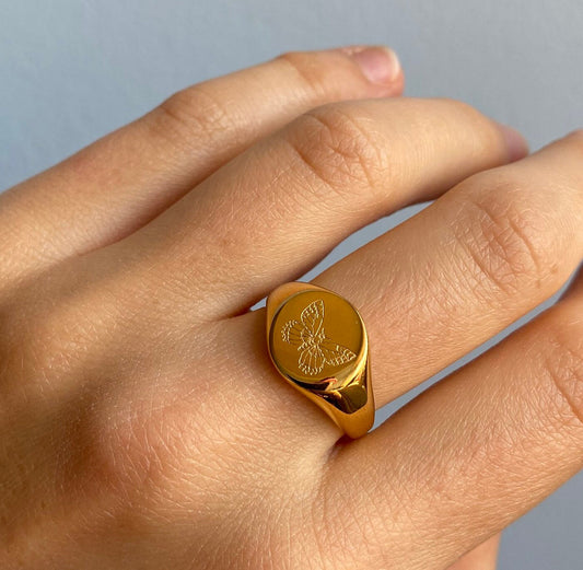 Butterfly Gold Signet Ring, Round Signet Ring, Stackable Ring, Statement Ring, Unisex Ring, Gold Statement Ring, Circle Ring, Butterfly